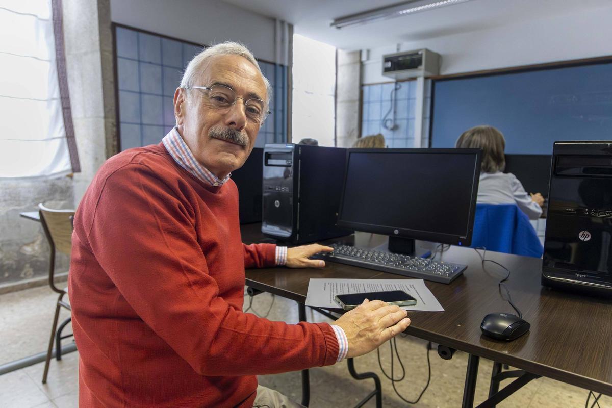 Abel Fernández en la clase de tecnologías de Ategal Santiago.