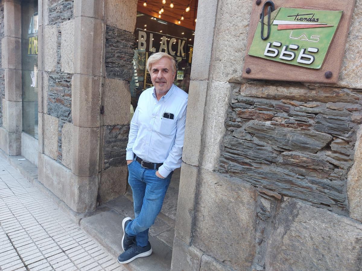 Yanes posa en la puerta de Las Tres Bes.