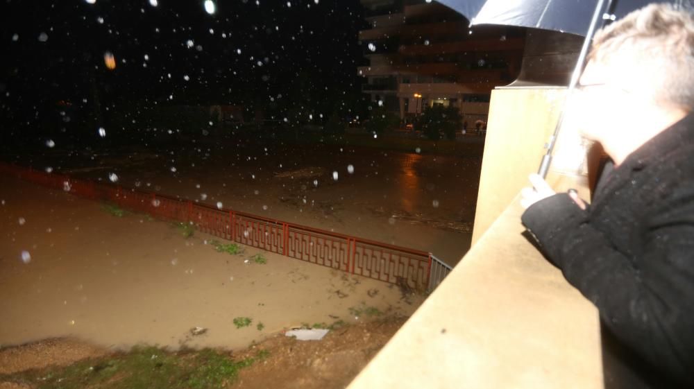 El agua se desborda en Puente del Rey