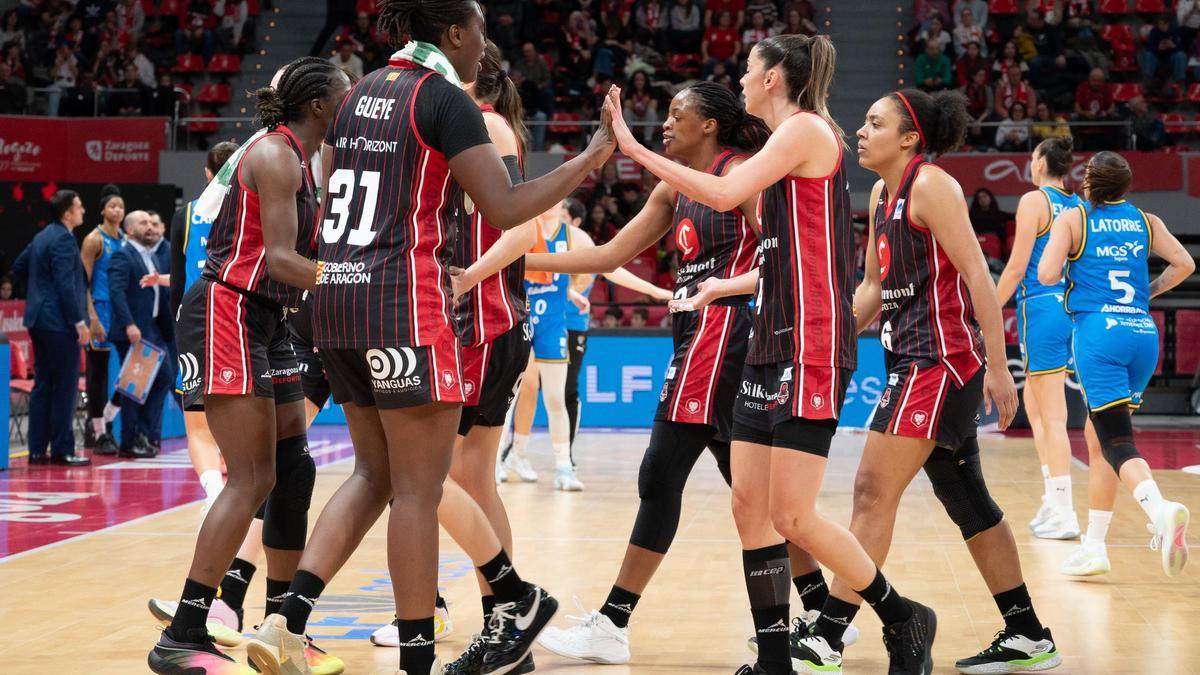 Las jugadoras del Casademont se animan durante el duelo ante el Estudiantes
