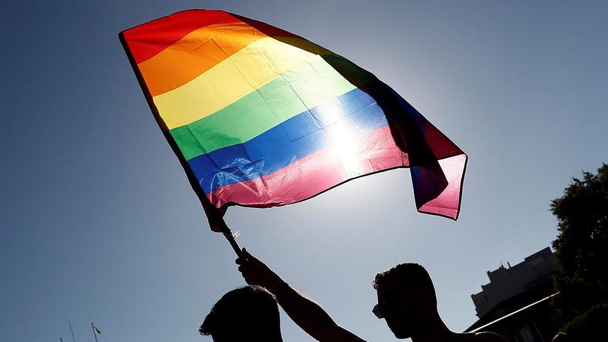 Localizan a dos ultras que arrancaron una bandera LGTBI de un mástil para pisotearla y grabarse