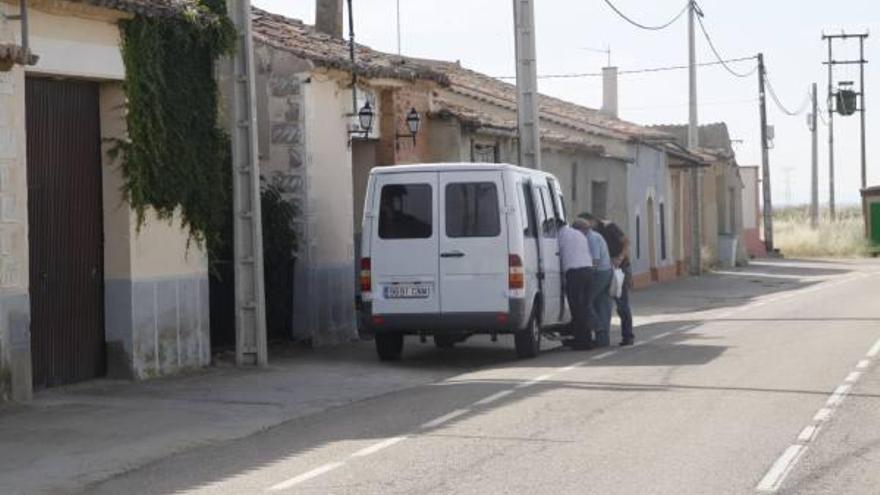 Evacuación de ancianos, el pasado 16 de junio, por el cierre cautelar de la residencia de Fuentesecas.