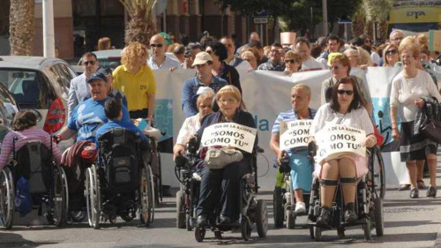 Alrededor de 400 personas participaron en la marcha del &quot;Día de la rampa&quot;, que este año comenzó en el Raval y que llegó hasta el final del Paseo de la Estación.