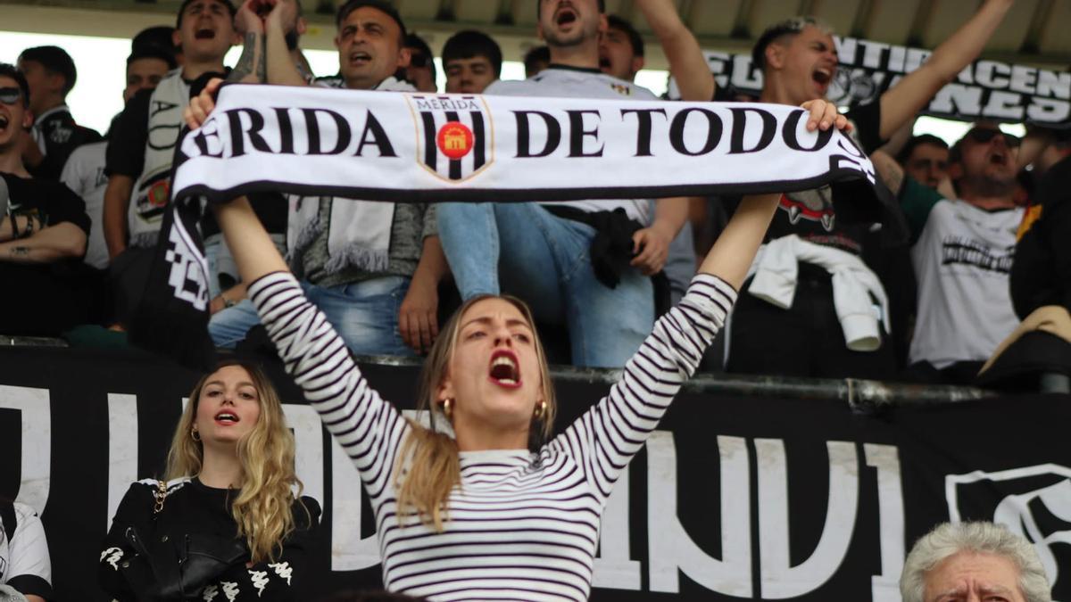 Aficionados del Mérida animan a su equipo en el estadio Romano.