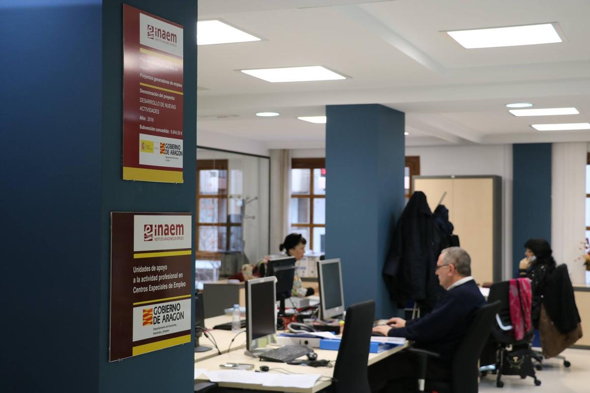 Deberán comunicar los puestos acogidos en la LGD a la Oficina de Empleo de la provincia donde tengan su sede social, así como en las provincias donde tengan centros de trabajo.