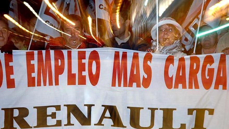 Miles de personas han desafiado hoy a la lluvia y se han manifestado por las calles de Valladolid para mantener el empleo y urgir a Renault a que adjudique un nuevo modelo de automóvil en la Comunidad, donde las tres plantas de la firma emplean a 8.968 trabajadores.