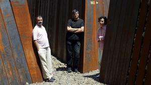 Ramon Vilalta, Rafael Aranda y Carme Pigem, en Parc de Pedra Tosca de Olot en el 2005. 