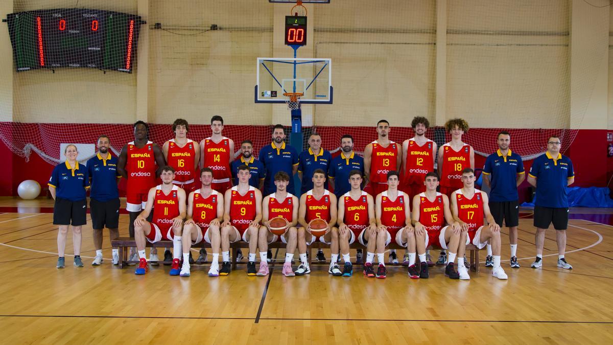 Foto de familia de la selección española sub'19.