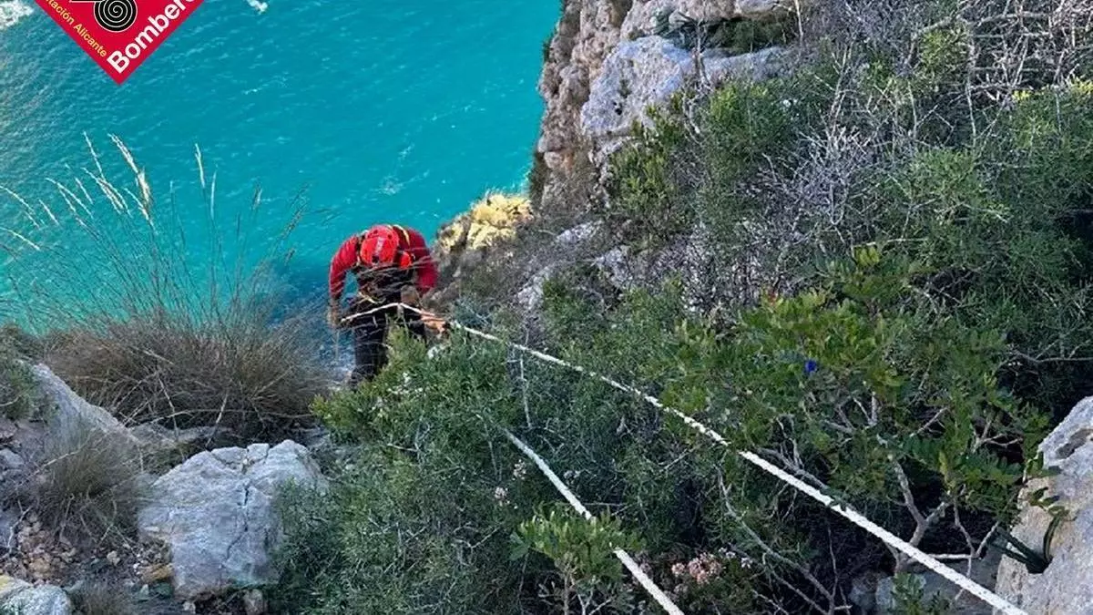 Fallece una agente medioambiental al caer de 40 metros en una cala de Moraira