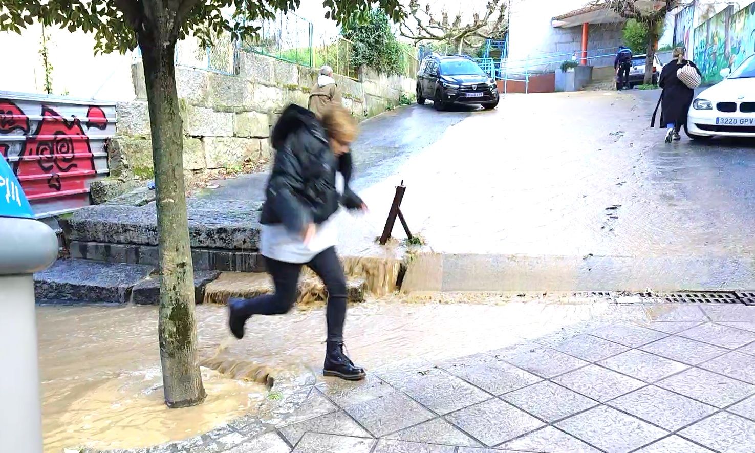 Una inundación tira un muro en el colegio Cardenal Cisneros de Ourense