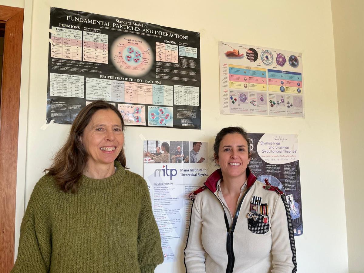 Yolanda Lozano, a la izquierda, y Bárbara Álvarez, profesoras del Departamento de Física y coordinadoras de esta iniciativa en la Universidad de Oviedo.