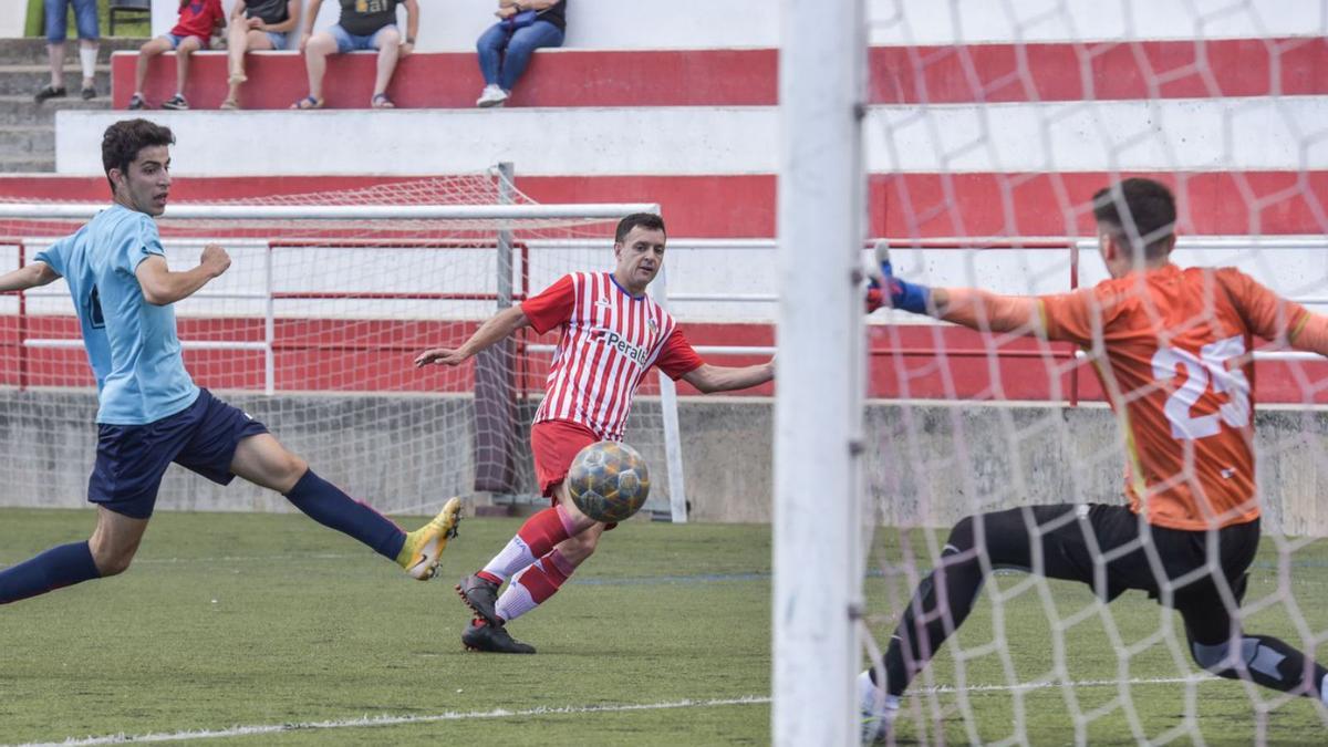 El berguedà Joan Noguera supera amb un tir creuat el porter visitant per fer el primer gol | OSCAR BAYONA