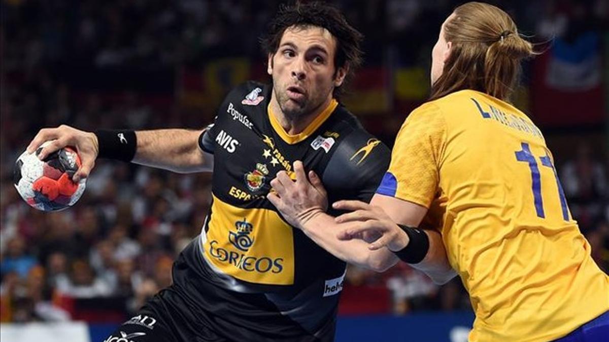 Antonio García intenta deshacerse de la defensa de Nilsson en el partido ante Suecia
