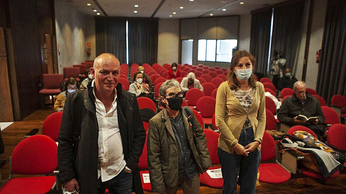 Xuan Bello, Esther Prieto y Virginia Gil Torrijos, ayer, antes del inicio de la conferencia. | Bernabé Valle