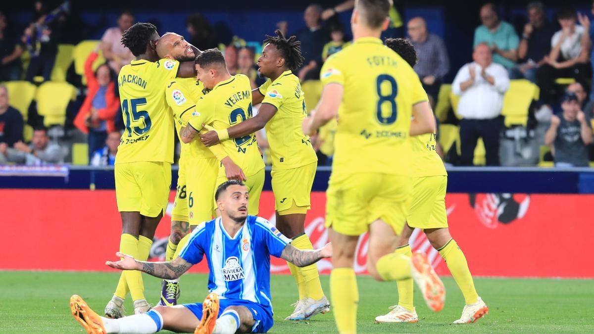 Joselu es lamenta a terra mentre el Vila-real celebra un dels gols de Capoue