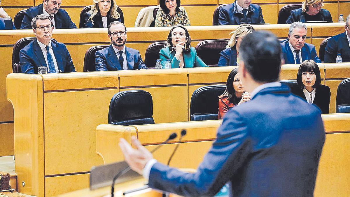 El presidente del Gobierno, Pedro Sánchez, y el líder del Partido Popular, Alberto Núñez Feijóo, se vuelven a ver las caras en el Senado.