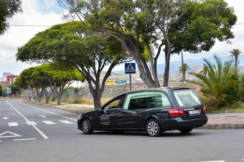 09-04-2020 LAS PALMAS DE GRAN CANARIA. Coche fúnebre en San Lázaro. Fotógrafo: Andrés Cruz  | 09/04/2020 | Fotógrafo: Andrés Cruz