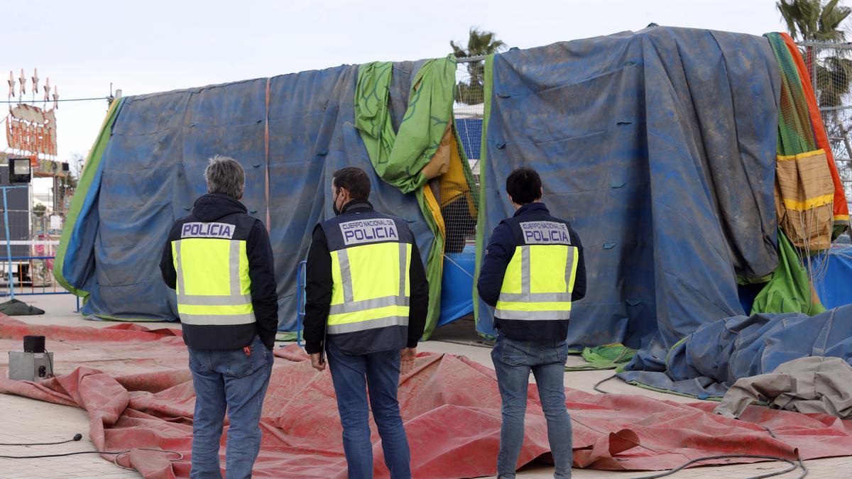 Agentes de la Policía Científica observan cómo quedó el castillo, plegado y aplastado contra la valla.