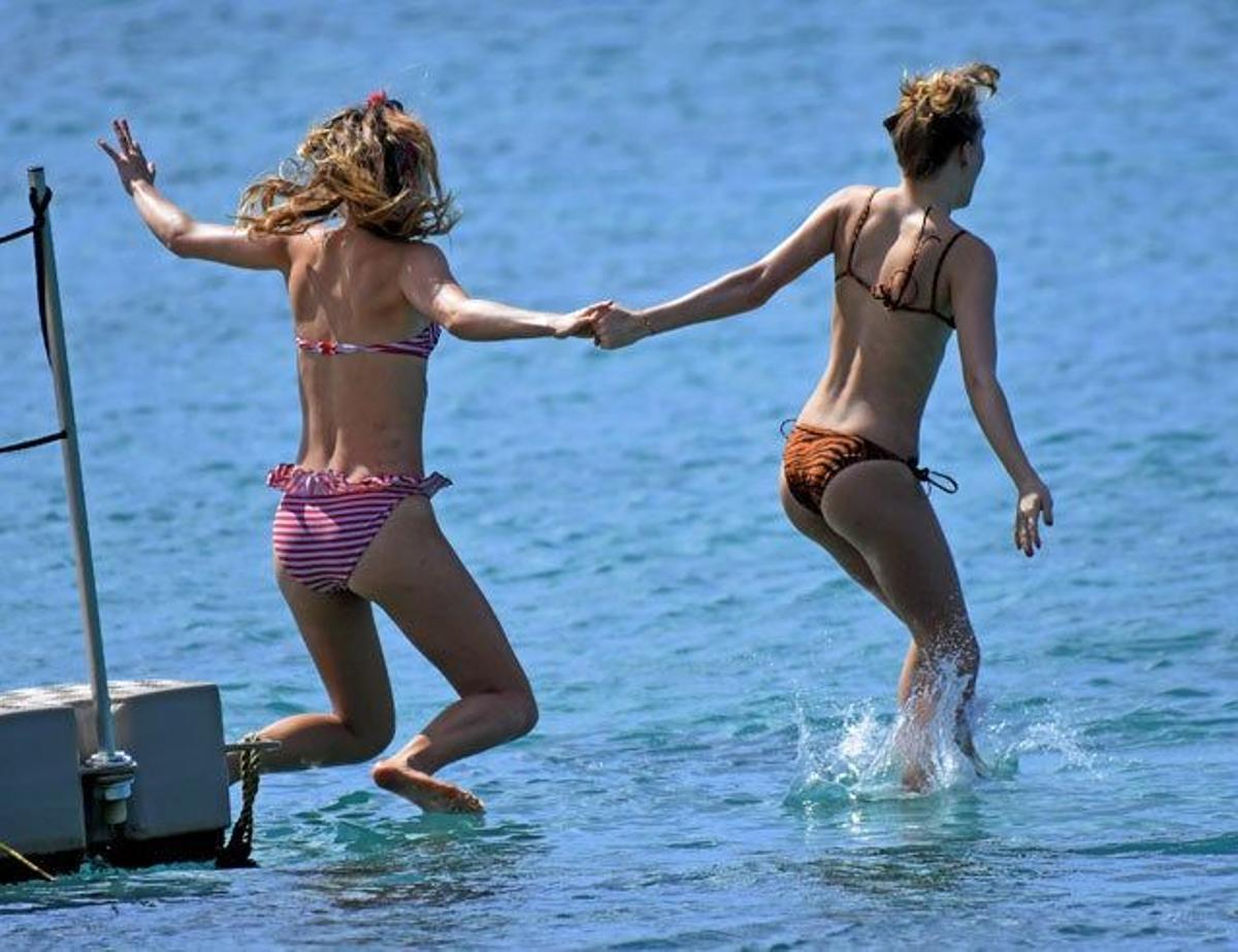 Suki y Maddi se tiran juntas al agua en Barbados