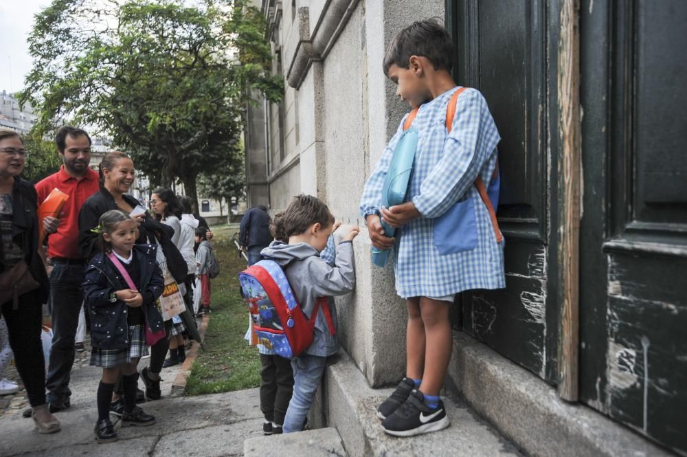 Unos 370.000 alumnos vuelven a las aulas gallegas con la incoporación de alumnos de Infantil y Primaria, y ESO, Bachillerato, FP el jueves.