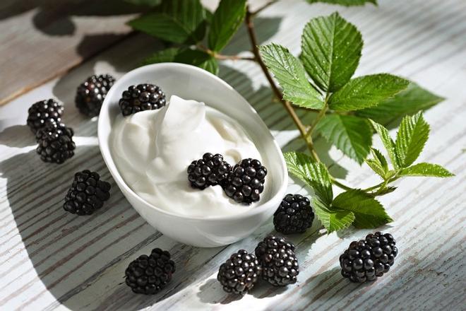 Yogur y moras, dos de los alimentos que debes comer a diario