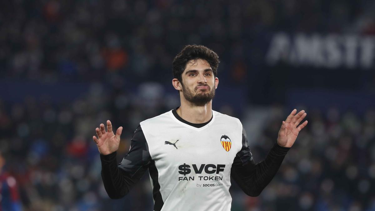 Gonçalo Guedes marco dos de los cuatro goles del Valencia CF en el Derbi.