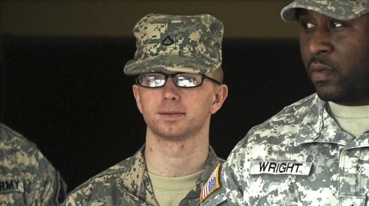 Manning (izquierda), custodiado por otro soldado, en Fort Meade (EEUU), el 22 de diciembre del 2011.