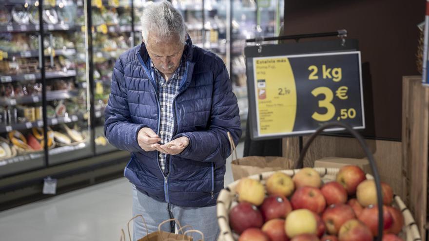 Un cliente de un supermercado Caprabo, en una imagen de archivo