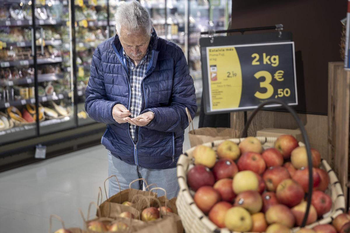 Un cliente de un supermercado Caprabo, en una imagen de archivo