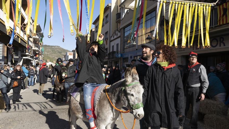 Un públic nombrós s’aboca en una cercavila amb més carruatges i cavalls