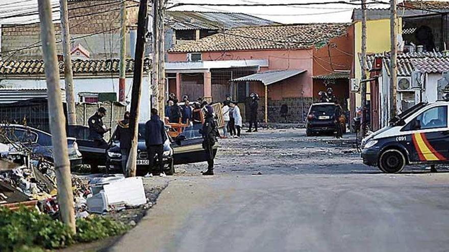 La Policía Nacional inspecciona un BMW en la entrada de Son Banya.