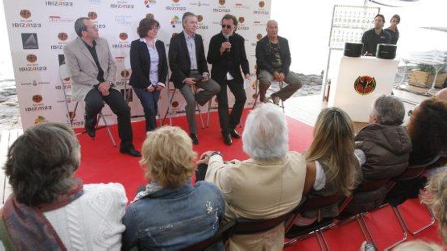 Pino Sagliocco, junto a Vicent Serra y Pepita Gutiérrez, se dirige a los presentes en la presentación de ayer en Sant Antoni.