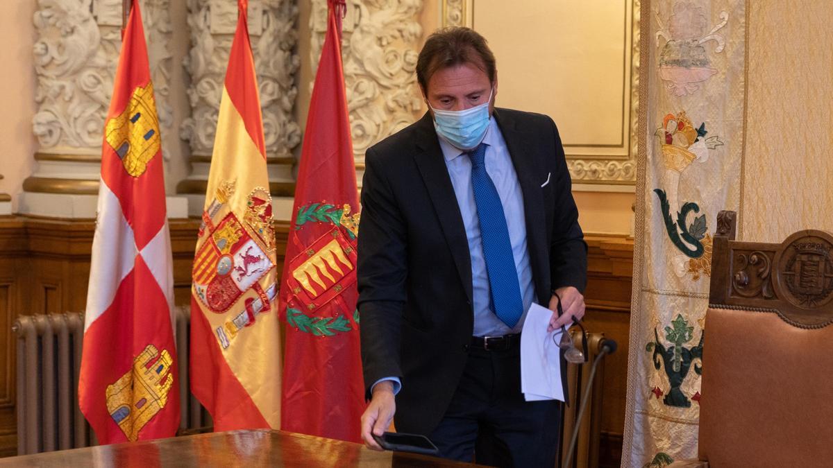 El alcalde de Valladolid, Óscar Puente, hace unos días antes de comenzar una rueda de prensa.