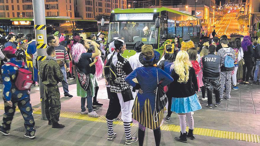 Titsa oferta 267.000 plazas más en los días de la fiesta del Carnaval en la calle