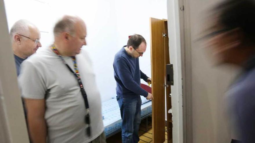 El encargado del albergue muestra los desperfectos en la puerta de un armario en la habitación en la que tuvo que encerrar al falso peregrino.