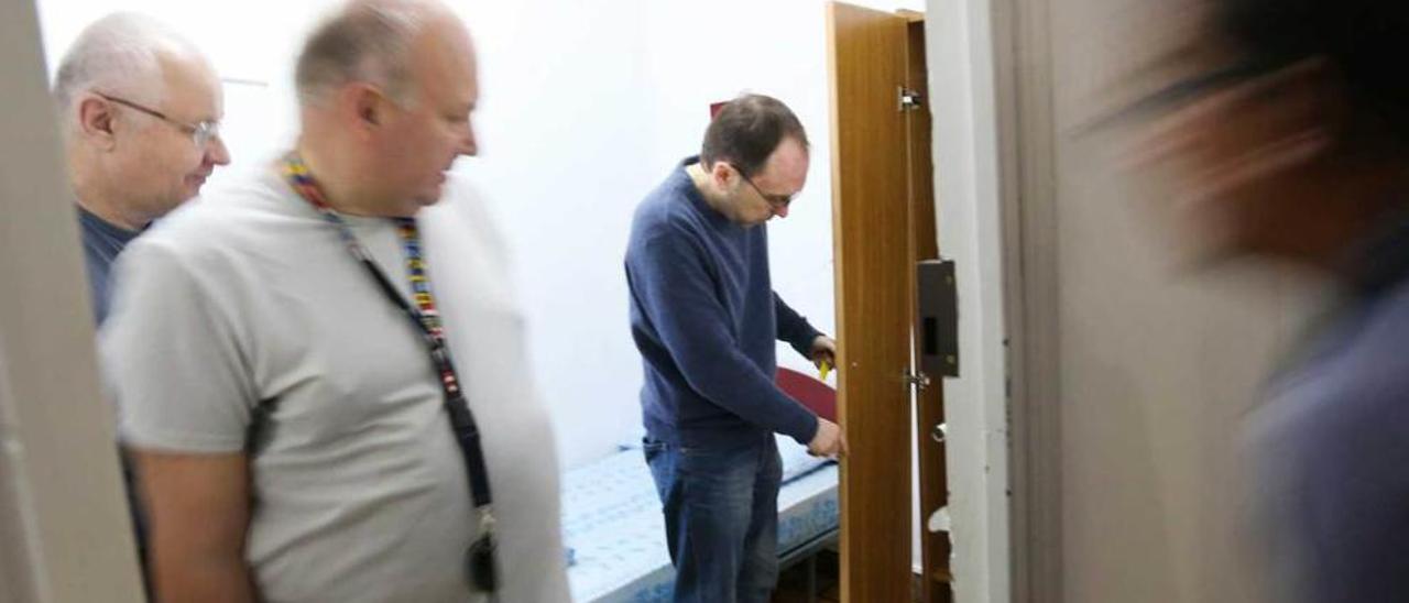 El encargado del albergue muestra los desperfectos en la puerta de un armario en la habitación en la que tuvo que encerrar al falso peregrino.