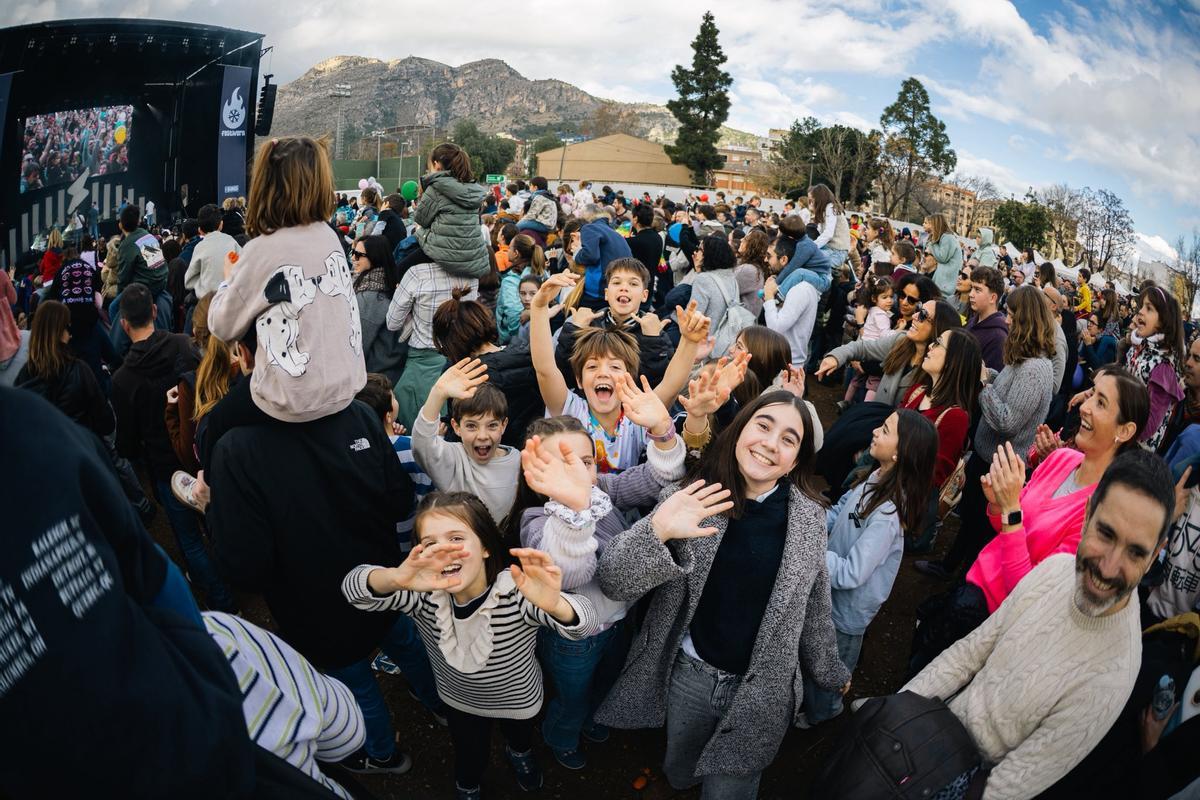 La Fúmiga ompli de famílies el Festivernet de Tavernes de la Valldigna La Fúmiga ompli de famílies el Festivernet de Tavernes de la Valldigna