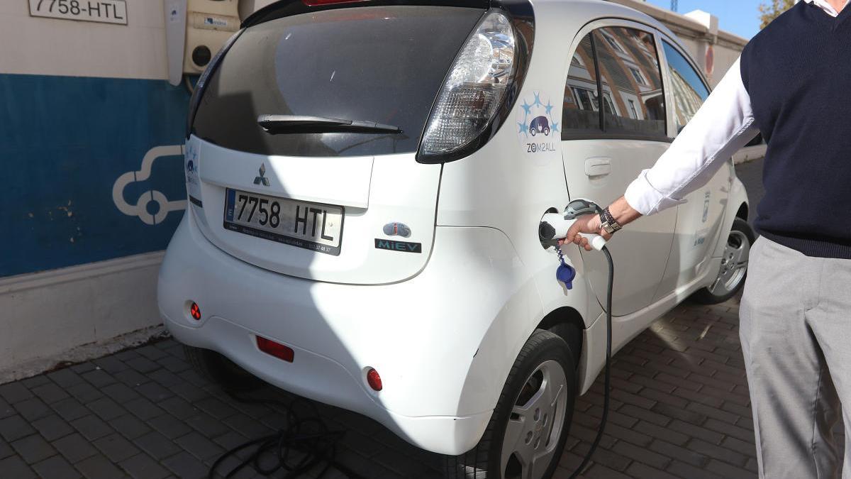 Estación de recarga de un coche eléctrico en Tabacalera.