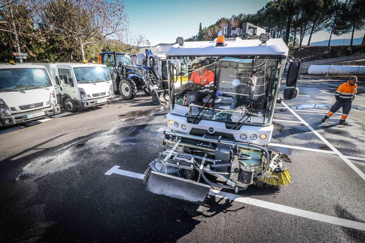 Operarios de FCC limpiando la vía pública en Alcoy.