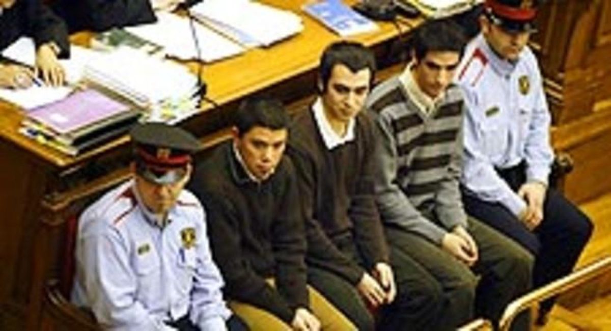 D’esquerra a dreta, Álex Cisternas, Juan Daniel Pintos i Rodrigo Andrés Lanza, ahir, davant el tribunal. D’esquerra a dreta, Álex Cisternas, Juan Daniel Pintos i Rodrigo Andrés Lanza, ahir, davant el tribunal.