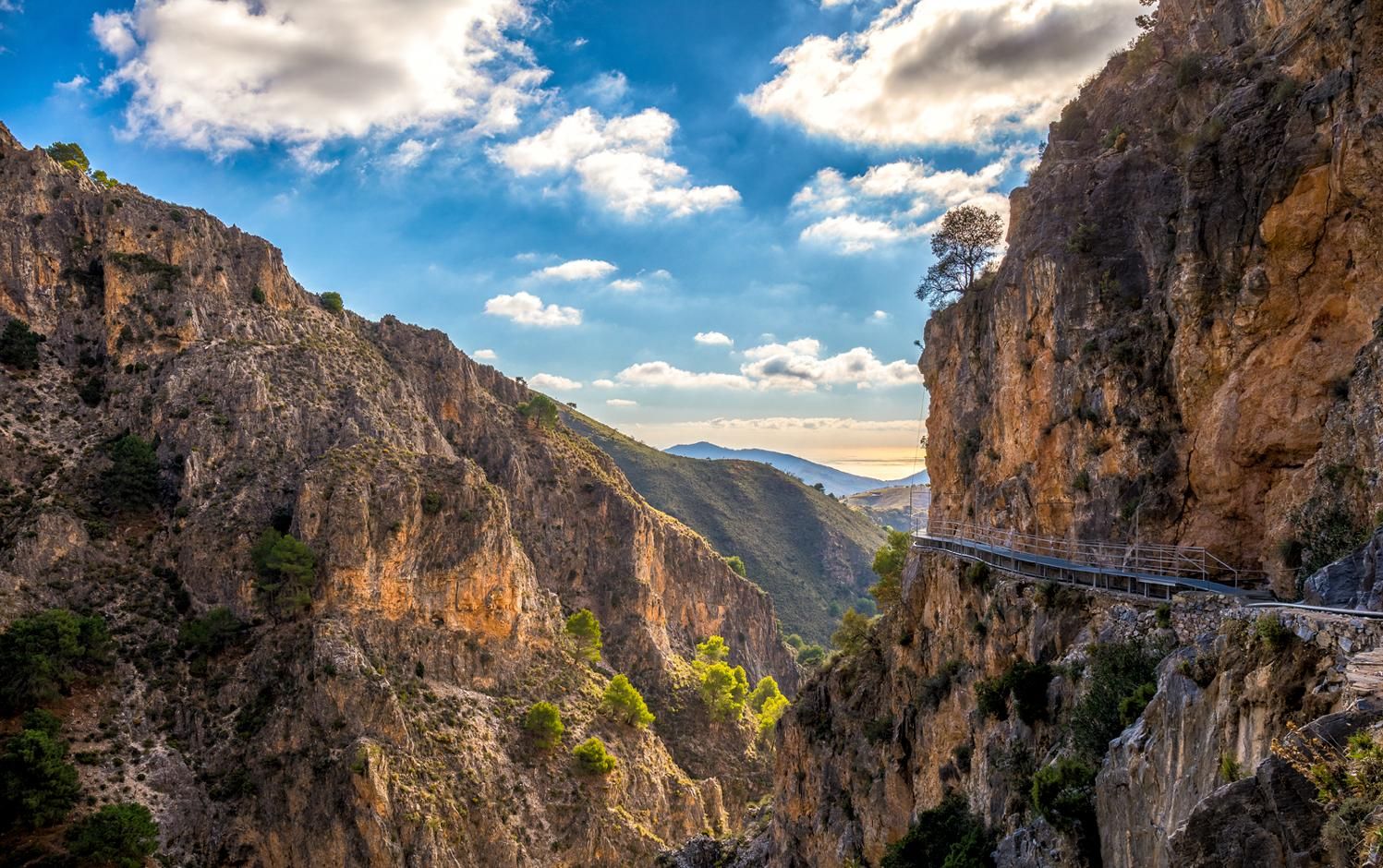 Vas a enamorarte de este precioso pueblo. Su ruta es de ensueño y no está nada masificada.
