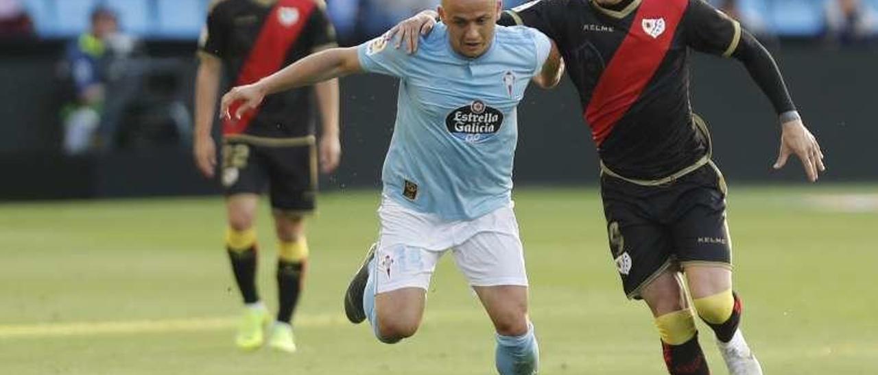 Lobotka compite con De Tomás en el Celta-Rayo. // José Lores