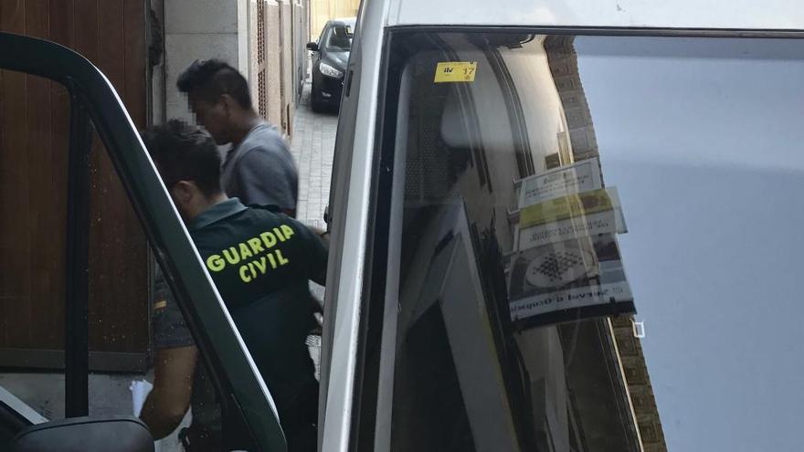 El joven arrestado por apuñalar a un menor en Artà, ayer por la mañana, a su llegada al juzgado de guardia de Manacor.