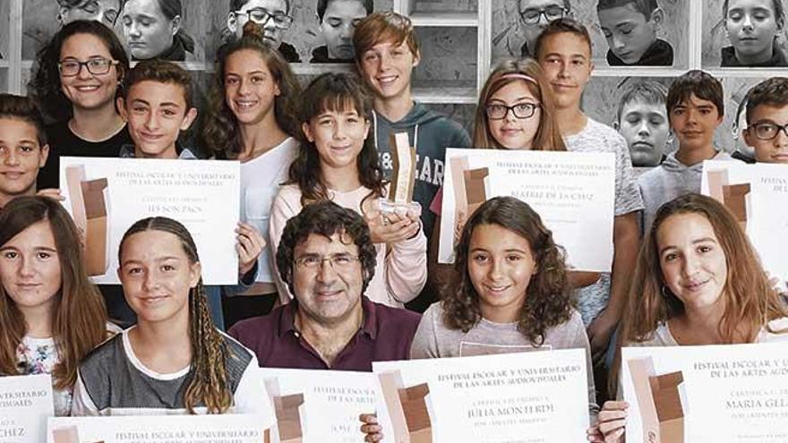 El alumnado, con el profesor José Juan Guijarro, después de recibir el galardón que sostiene Sofía Louro, guionista del cortometraje.