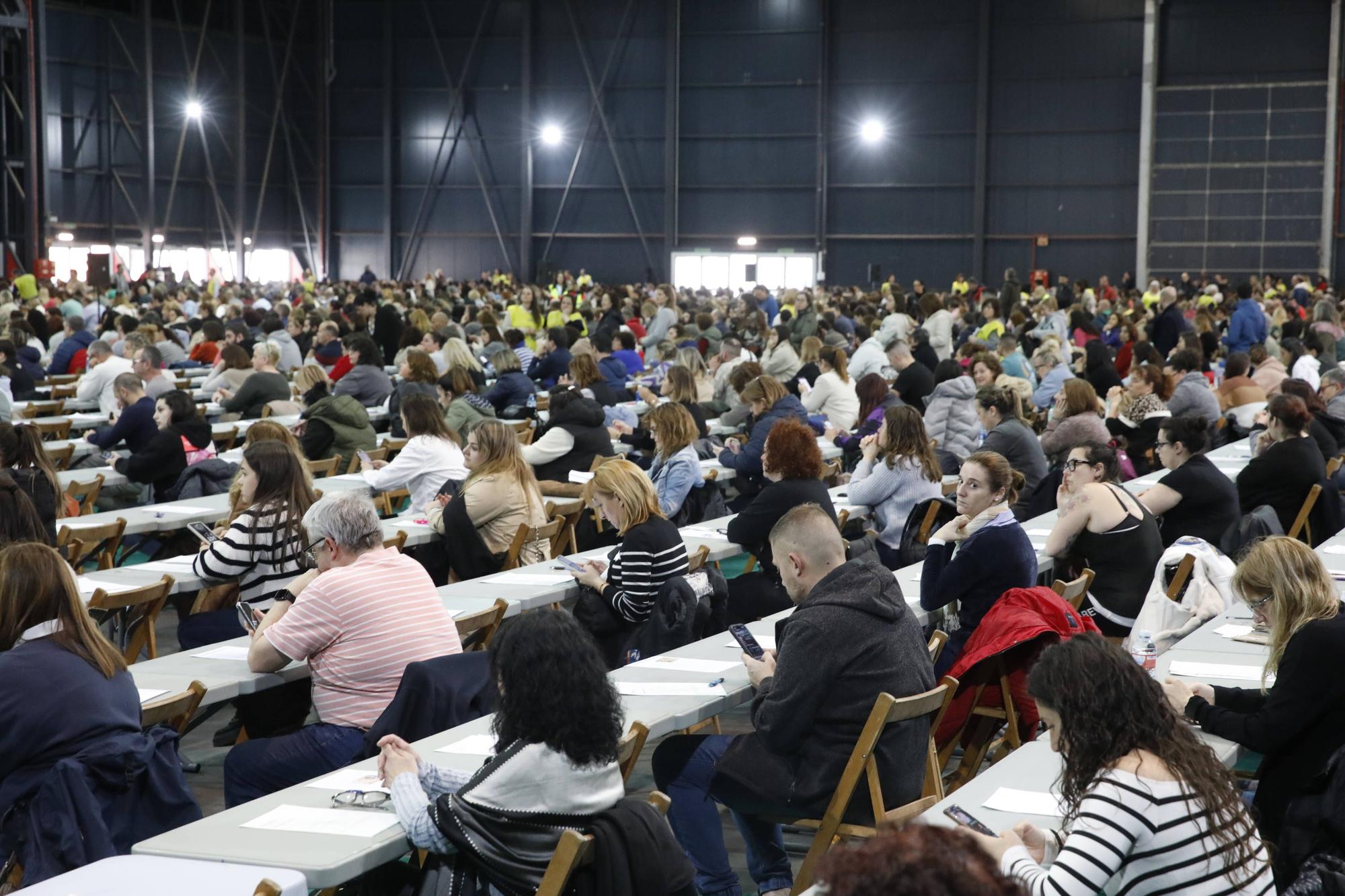 Miles de personas participan en la macrooposición de la sanidad pública asturiana.