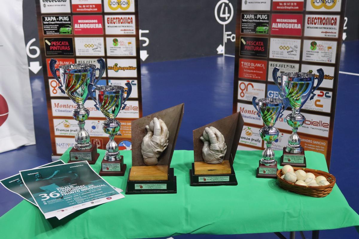 Els trofeus de les finals.