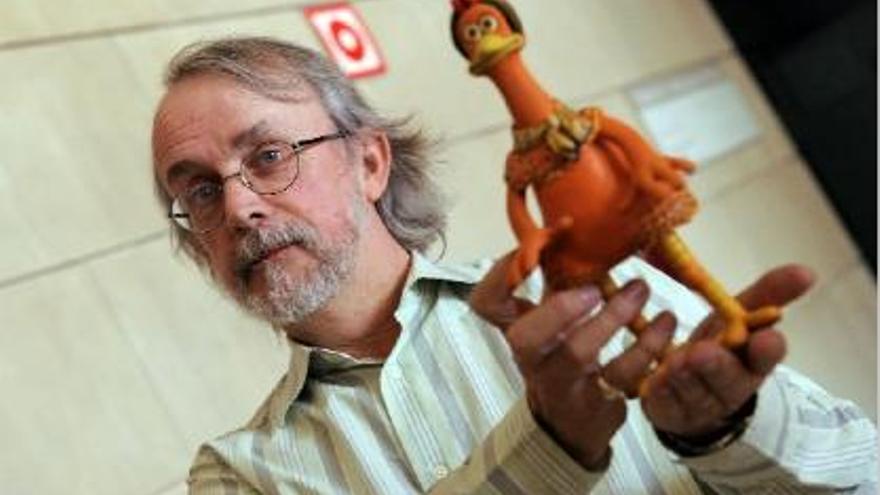 Peter Lord, ayer, con uno de los muñecos de &quot;Chicken run&quot;.