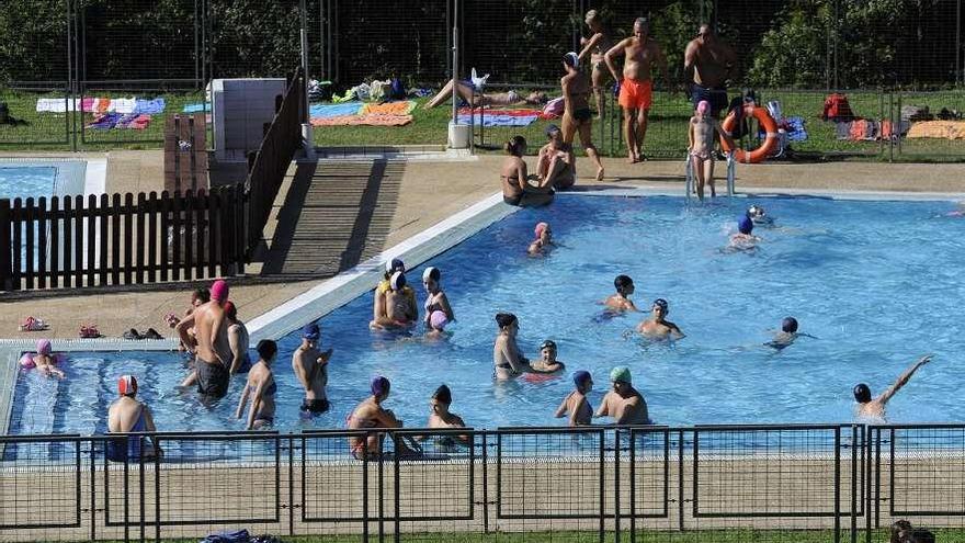 Usuarios de las piscinas municipales de Lalín durante la tarde de ayer. // Bernabé/ Javier Lalín