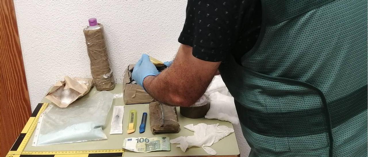 Un guardia civil con los efectos incautados en Albatera.