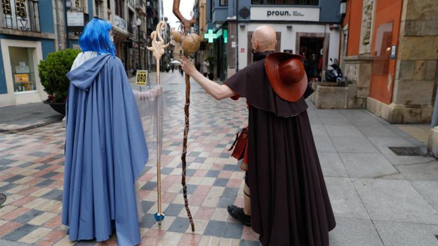 Ennah y Olvap, ayer, por el casco histórico avilesino.